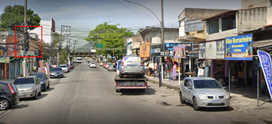 POSTE EM FRENTE AO BORRACHEIRO